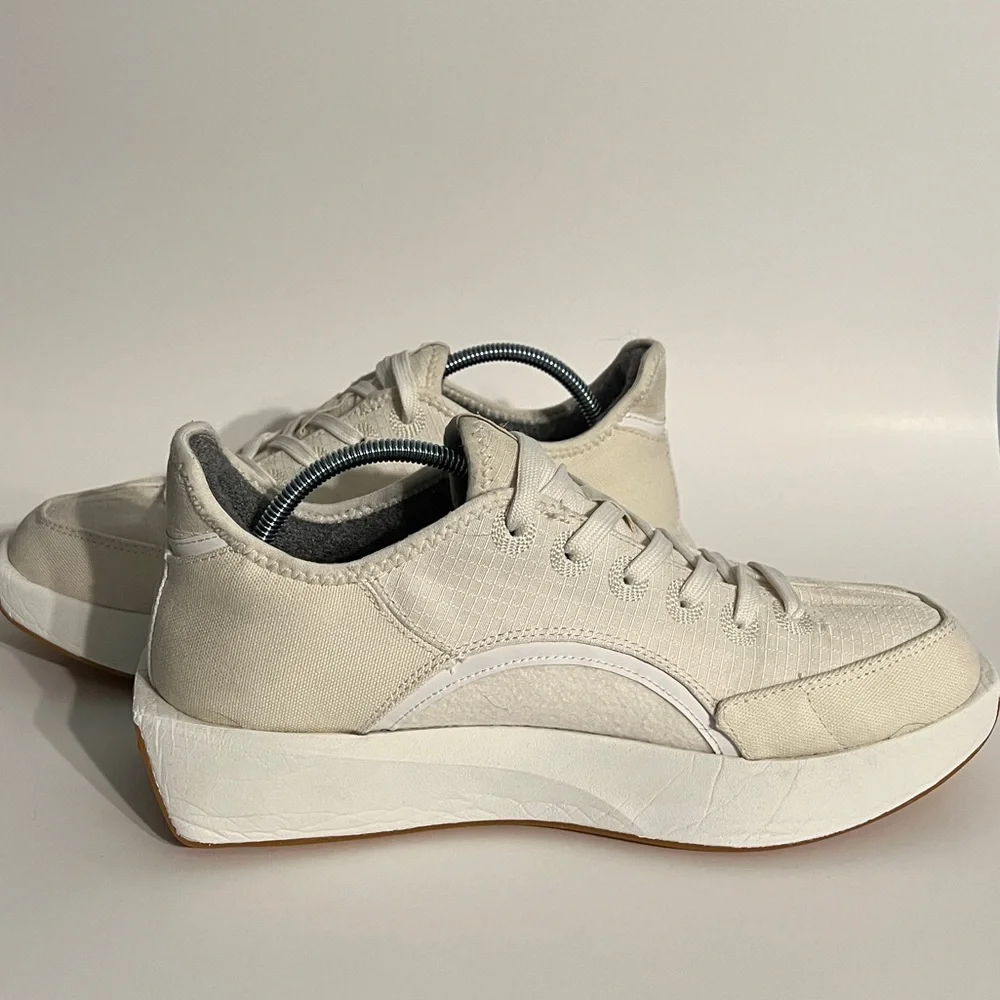 Allbirds Women’s Risers Sneakers, size 10. Cream off-white, white soles.